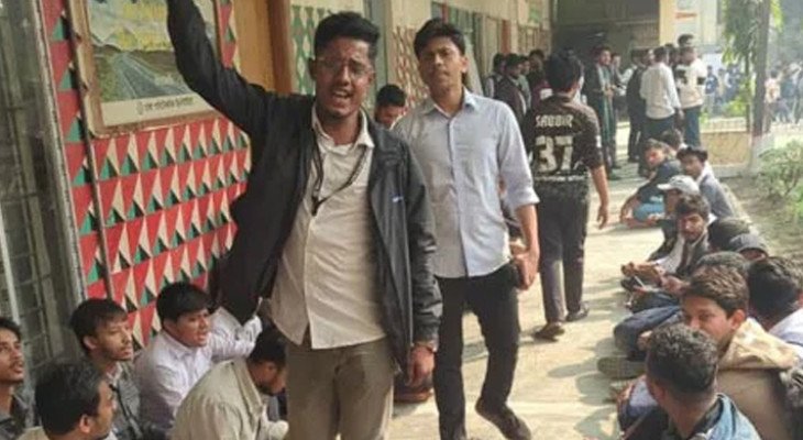 দশম গ্রেড বিতর্কে পরীক্ষা বর্জন করে আন্দোলনে ঢাকা পলিটেকনিক শিক্ষার্থীরা